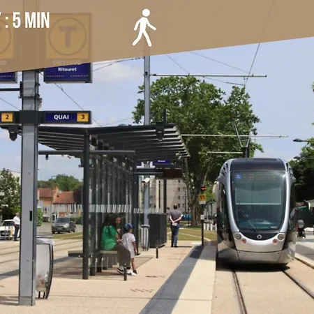 Spacious Parking-tram-airport *