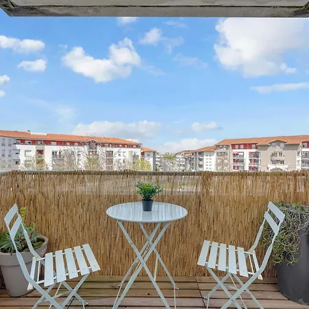 Spacious Parking-tram-airport