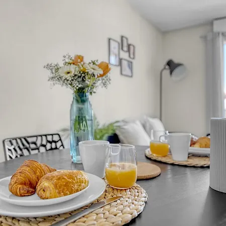 Spacious Parking-tram-airport *