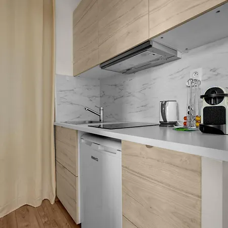 Spacious Parking-tram-airport Apartman