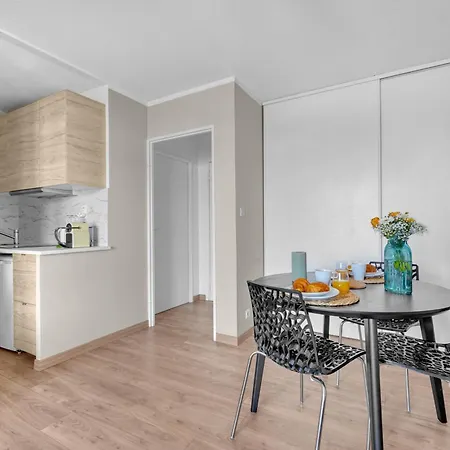 Spacious Parking-tram-airport Apartman *