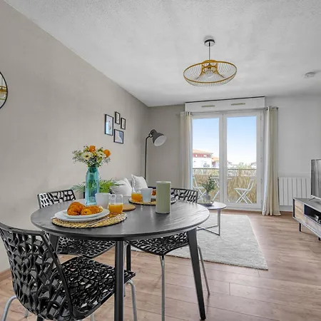 Spacious Parking-tram-airport Apartman